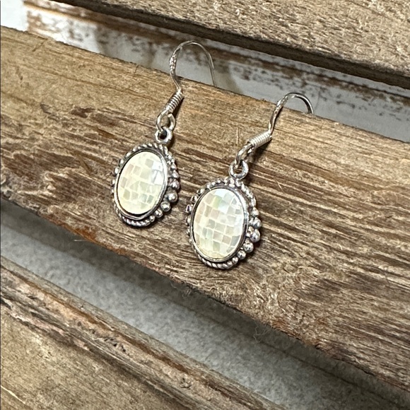 Sterling silver MC 925 stamped great shape white mother of pearl mosaic earrings - Picture 2 of 6